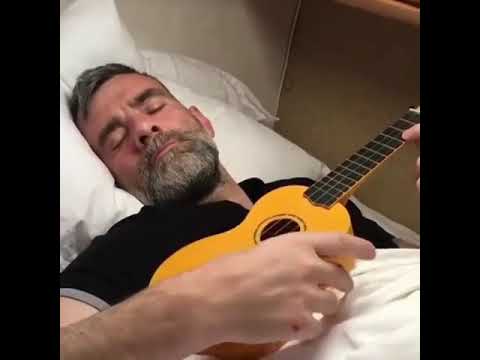 Stefan Karl Stefanson (Robbie Rotten) singing