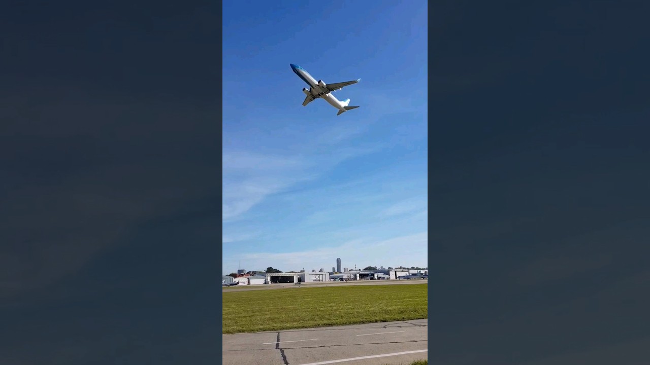Aerolíneas Argentinas B737 despegando desde el Aeroparque Jorge Newbery, Buenos Aires, Argentina